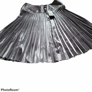 *HP* NWT Vertigo Paris Skirt Silver Pleated Size 4